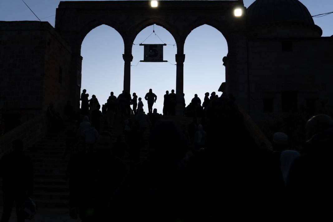 İsrail’in kısıtlamalarına rağmen akın ettiler: 120 Bin Filistinli Mescid-i Aksa’da saf tuttu - Resim: 48